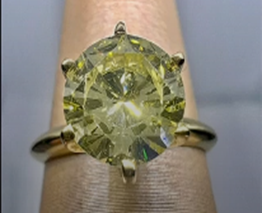 Subject steals ring worth over $5K from jewelry store in broad daylight.